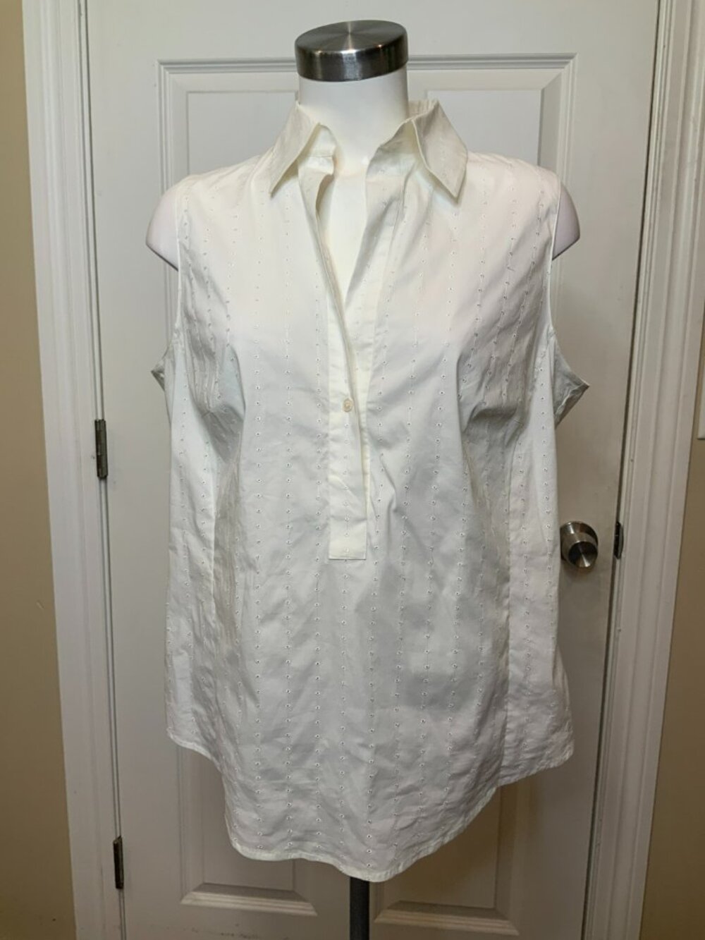 Akris x Bergdorf Goodman White Sleeveless Eyelet Collared Tank Top, Size 14